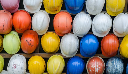 Надев защитную каску